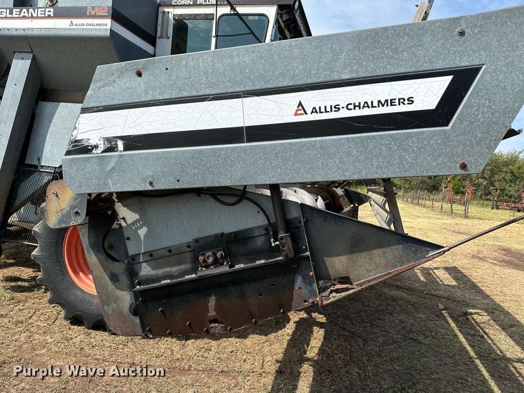 image for item NX9724 1981 Gleaner M2  combine