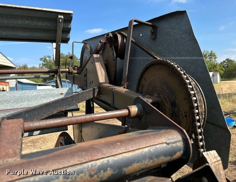image for item NX9724 1981 Gleaner M2  combine