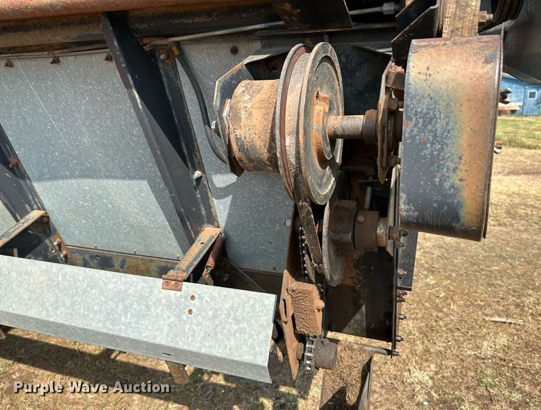 image for item NX9724 1981 Gleaner M2  combine