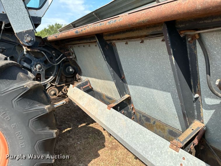 image for item NX9724 1981 Gleaner M2  combine