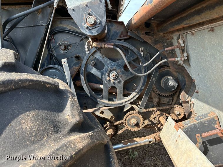 image for item NX9724 1981 Gleaner M2  combine