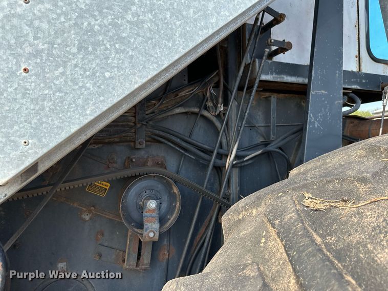 image for item NX9724 1981 Gleaner M2  combine