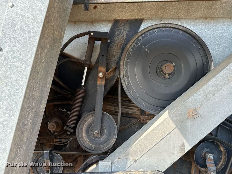 image for item NX9724 1981 Gleaner M2  combine