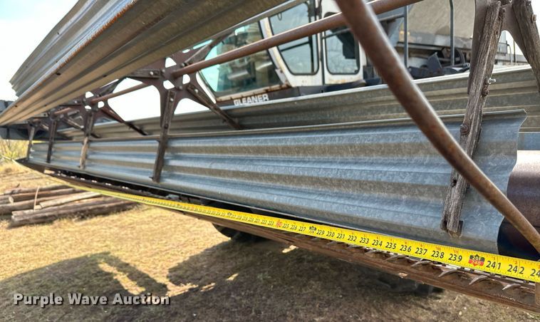 image for item NX9724 1981 Gleaner M2  combine