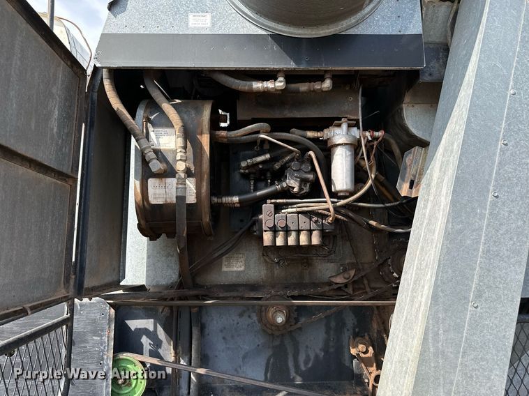 image for item NX9724 1981 Gleaner M2  combine