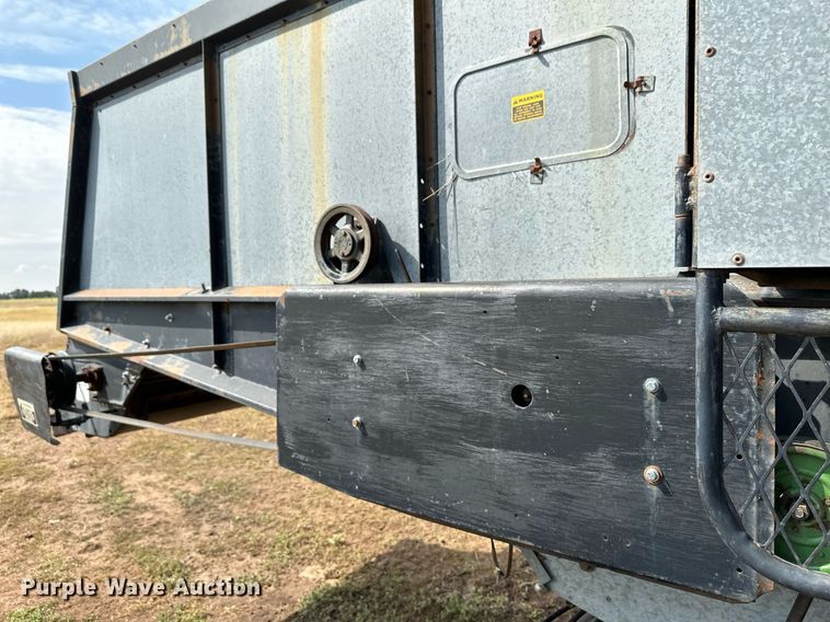 image for item NX9724 1981 Gleaner M2  combine