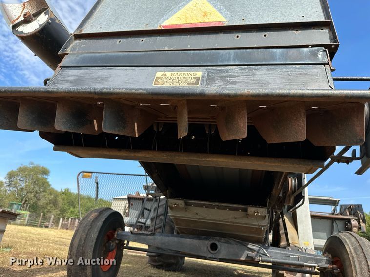 image for item NX9724 1981 Gleaner M2  combine