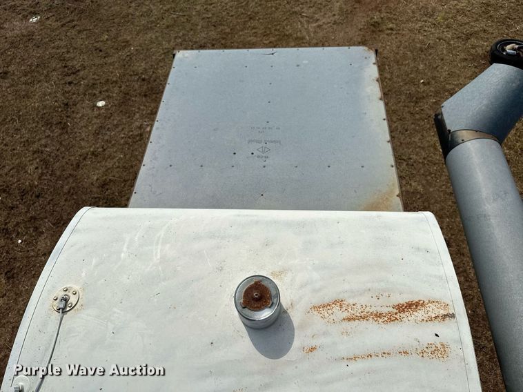 image for item NX9724 1981 Gleaner M2  combine