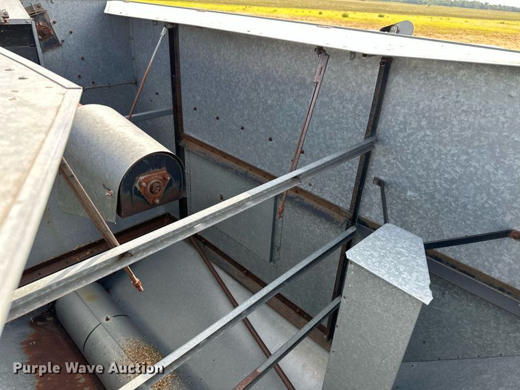 image for item NX9724 1981 Gleaner M2  combine