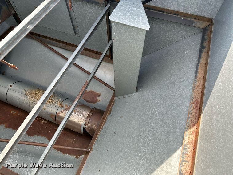 image for item NX9724 1981 Gleaner M2  combine