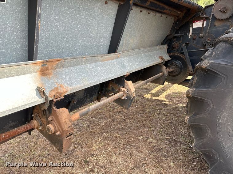 image for item NX9724 1981 Gleaner M2  combine