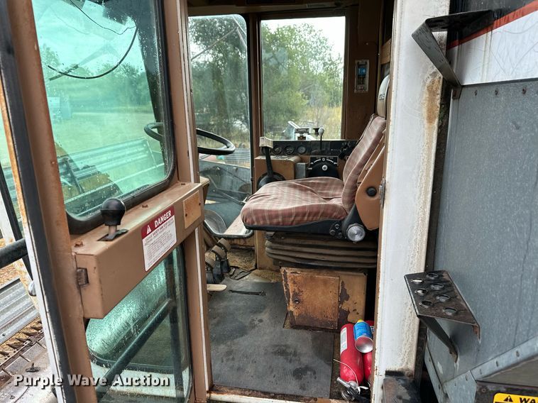 image for item NX9724 1981 Gleaner M2  combine