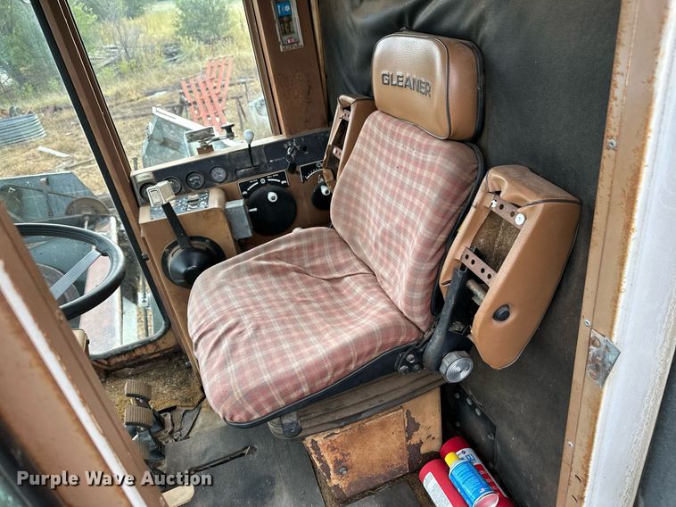 image for item NX9724 1981 Gleaner M2  combine