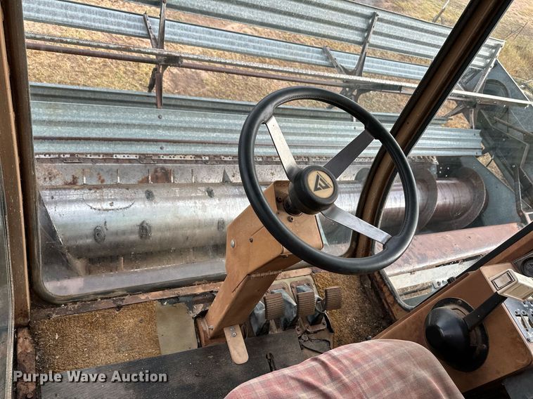 image for item NX9724 1981 Gleaner M2  combine