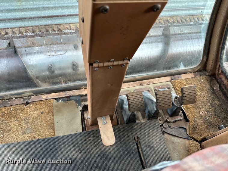 image for item NX9724 1981 Gleaner M2  combine