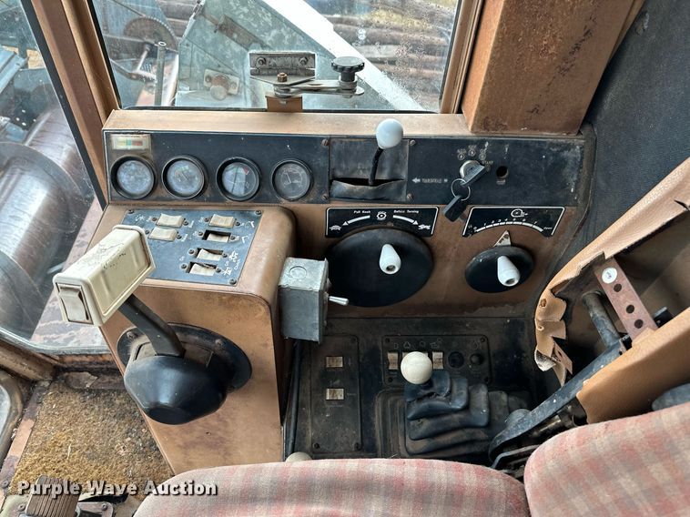 image for item NX9724 1981 Gleaner M2  combine