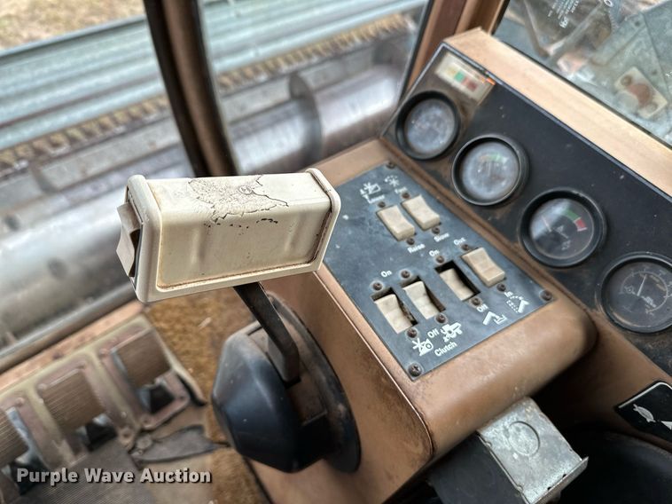 image for item NX9724 1981 Gleaner M2  combine