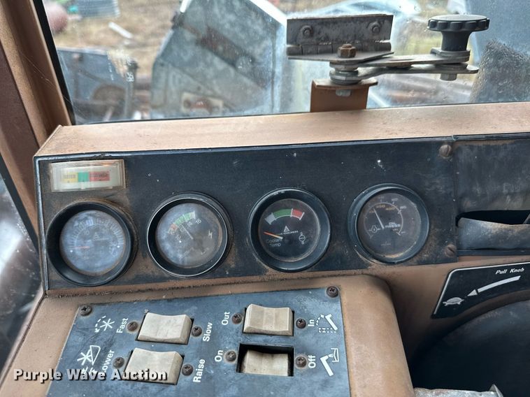 image for item NX9724 1981 Gleaner M2  combine