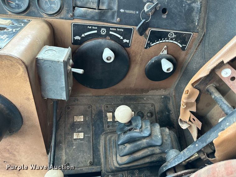 image for item NX9724 1981 Gleaner M2  combine