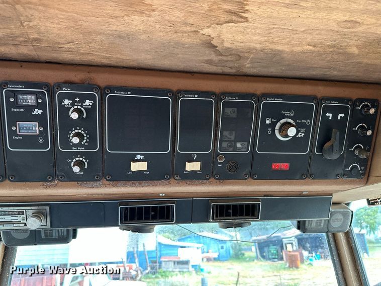 image for item NX9724 1981 Gleaner M2  combine