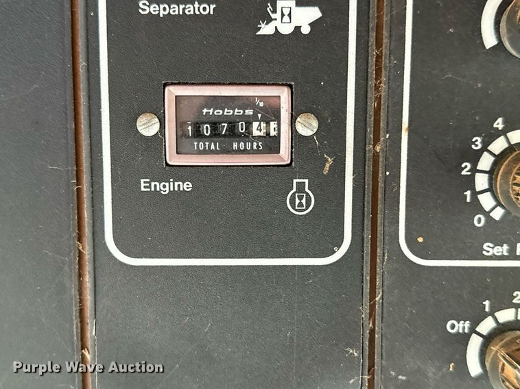 image for item NX9724 1981 Gleaner M2  combine