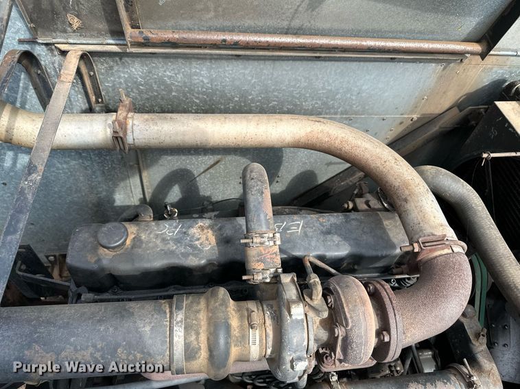 image for item NX9724 1981 Gleaner M2  combine