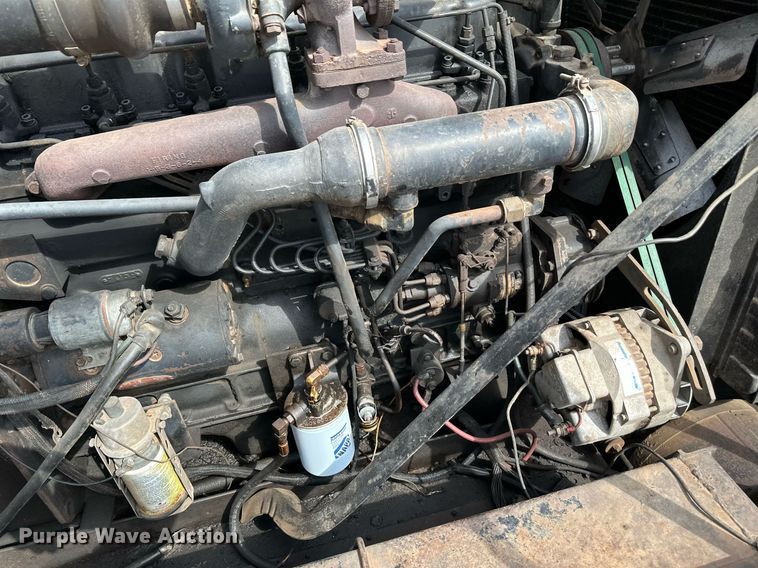 image for item NX9724 1981 Gleaner M2  combine