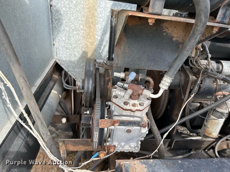 image for item NX9724 1981 Gleaner M2  combine