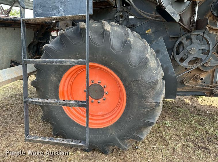 image for item NX9724 1981 Gleaner M2  combine