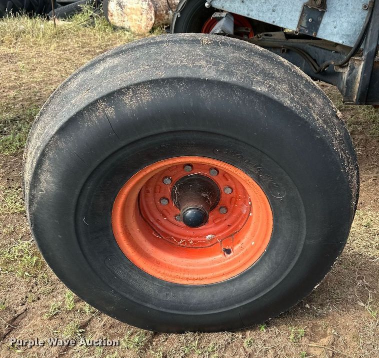 image for item NX9724 1981 Gleaner M2  combine