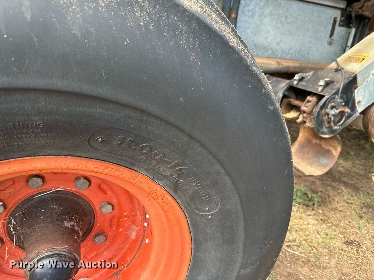 image for item NX9724 1981 Gleaner M2  combine