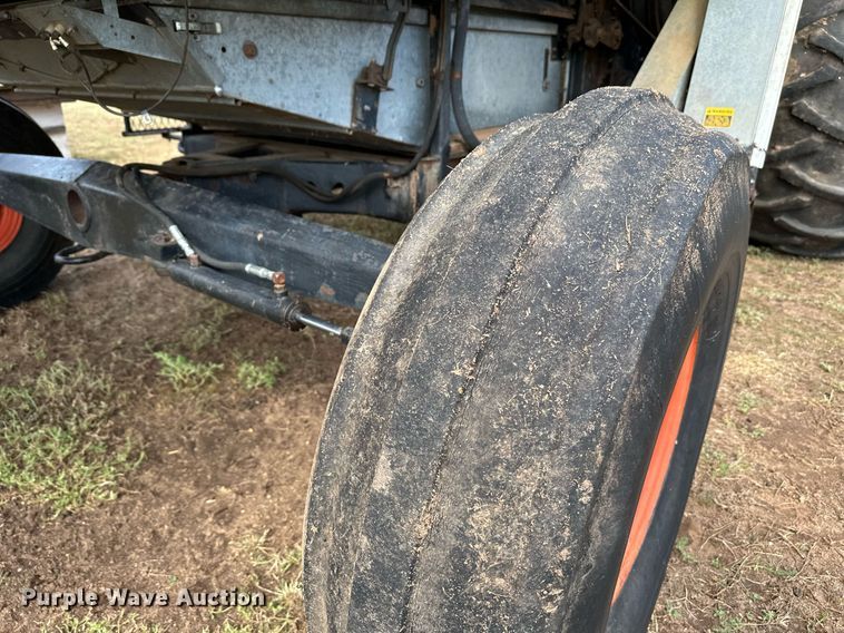 image for item NX9724 1981 Gleaner M2  combine