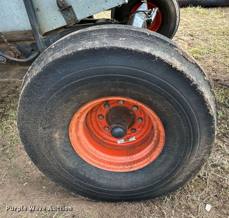 image for item NX9724 1981 Gleaner M2  combine