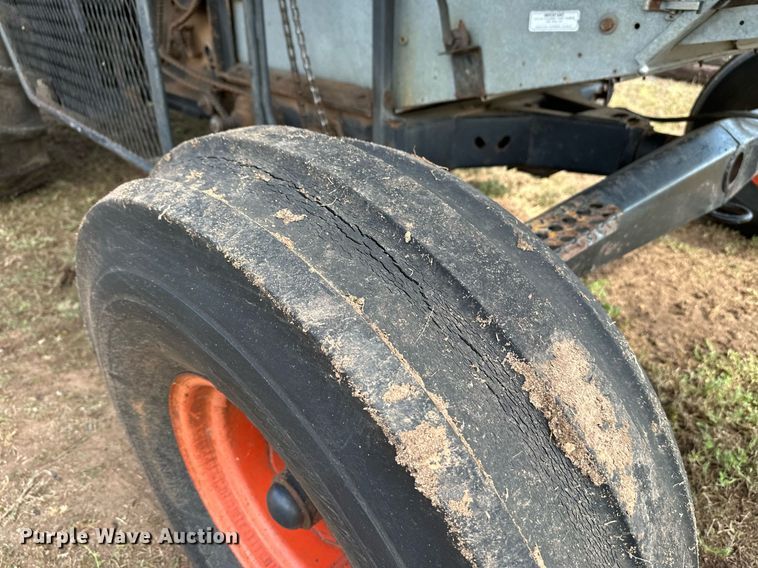 image for item NX9724 1981 Gleaner M2  combine