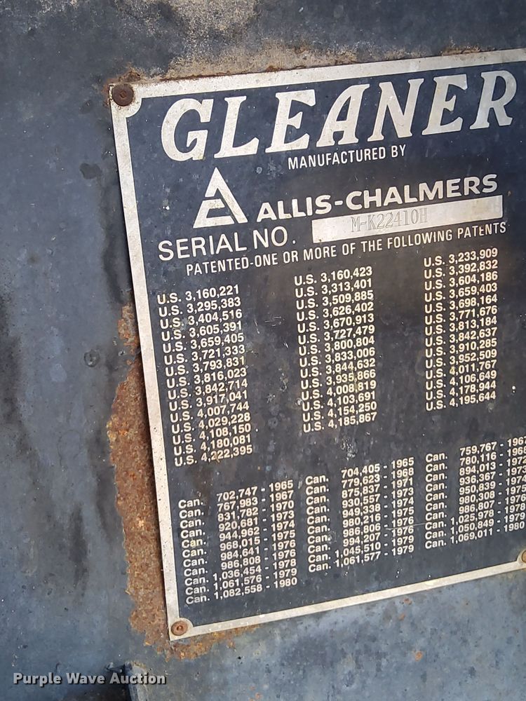 image for item NX9724 1981 Gleaner M2  combine