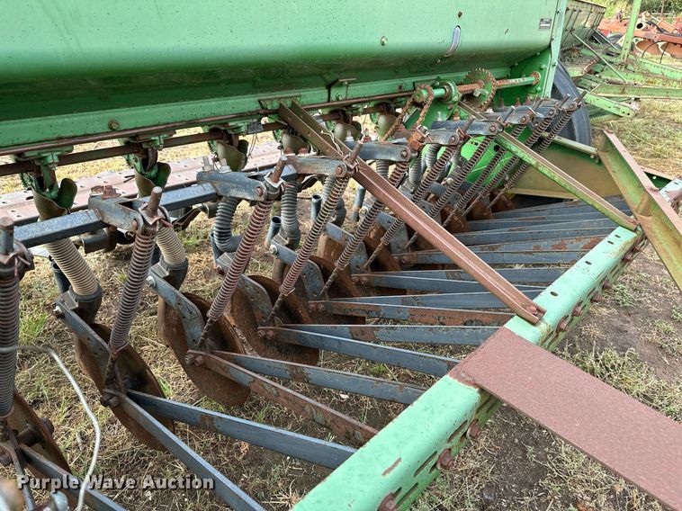 image for item NX9725 John Deere 8200  grain drill