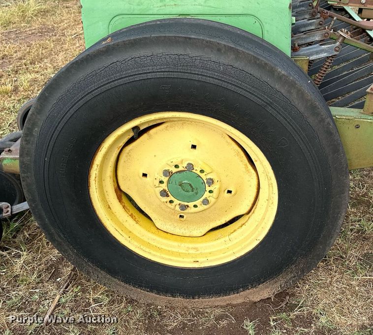 image for item NX9725 John Deere 8200  grain drill