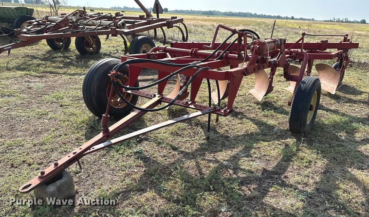 image for item NX9728 Massey Ferguson 84  plow
