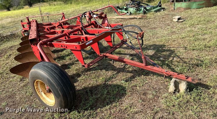 image for item NX9728 Massey Ferguson 84  plow