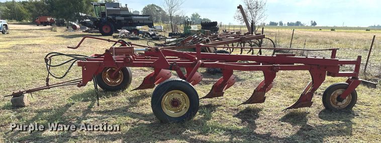 image for item NX9728 Massey Ferguson 84  plow