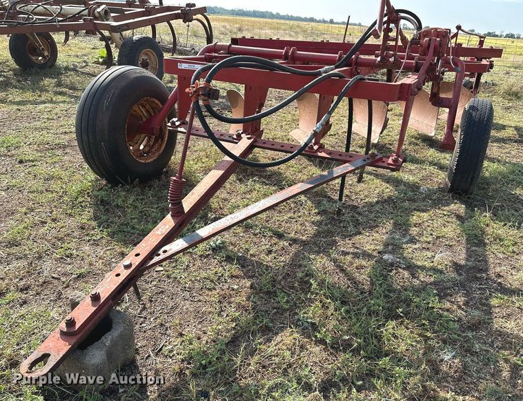 image for item NX9728 Massey Ferguson 84  plow