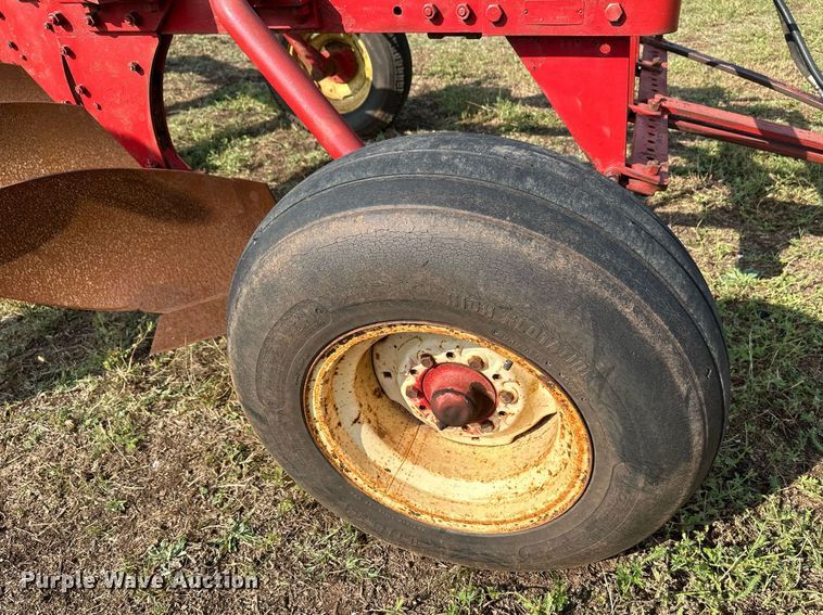image for item NX9728 Massey Ferguson 84  plow
