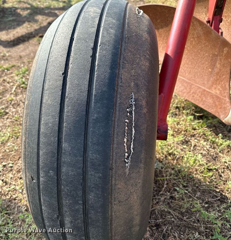 image for item NX9728 Massey Ferguson 84  plow