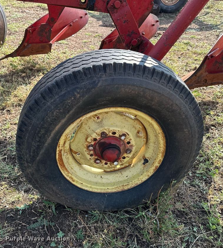 image for item NX9728 Massey Ferguson 84  plow