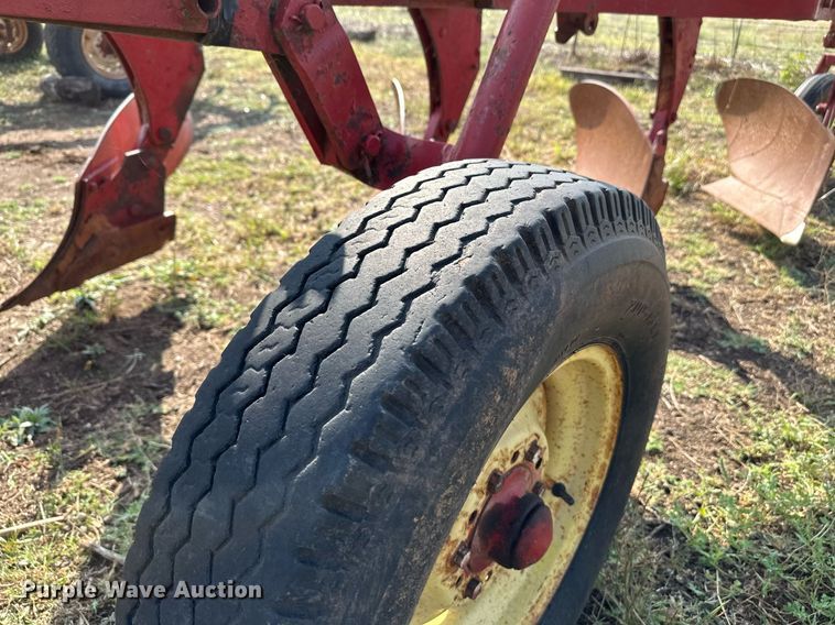 image for item NX9728 Massey Ferguson 84  plow