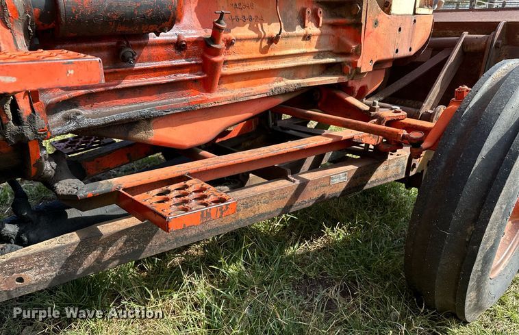 image for item NX9733 Case 930 Comfort King  tractor