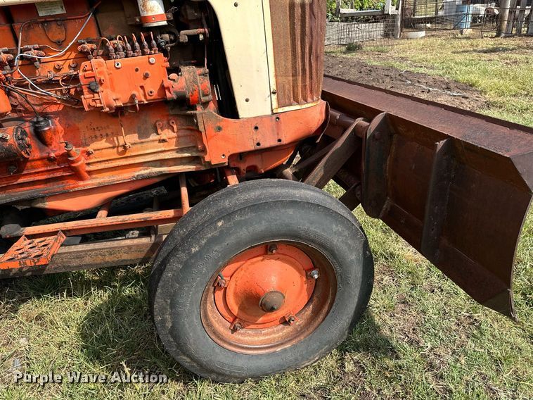 image for item NX9733 Case 930 Comfort King  tractor