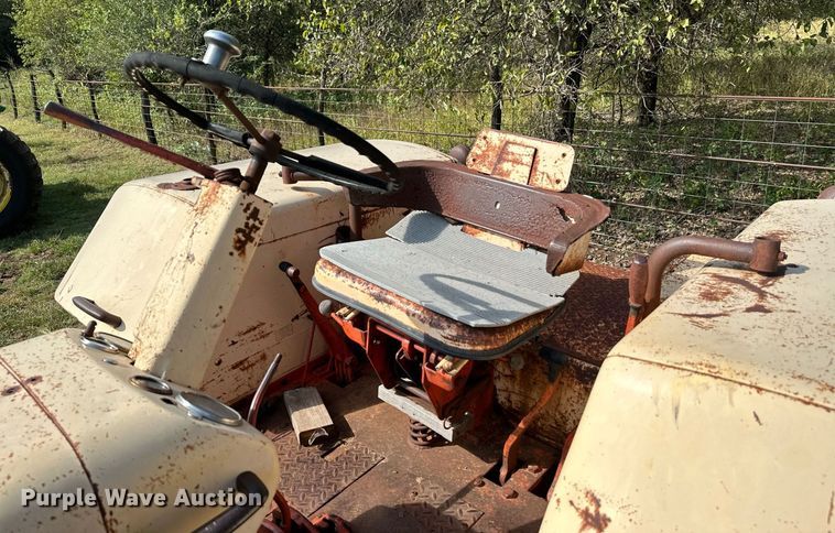 image for item NX9733 Case 930 Comfort King  tractor