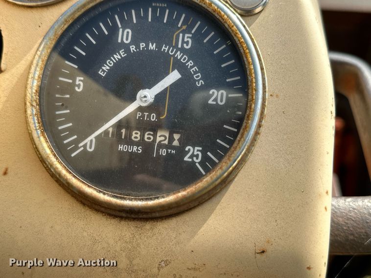 image for item NX9733 Case 930 Comfort King  tractor