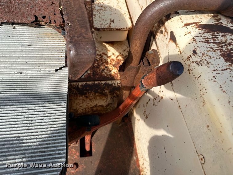 image for item NX9733 Case 930 Comfort King  tractor